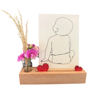 Fotoleiste, Kartenhalter, Bilderhalter aus Buchenholz mit Glasvase, Gravur und zwei Herzen